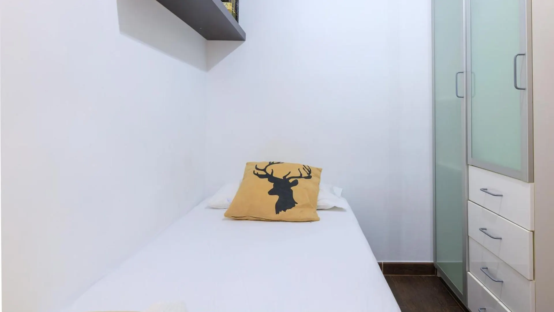 Housalia Corsega - Apartment 3 Bedrooms Next To Sagrada Familia Barcelona 0*,  Spain